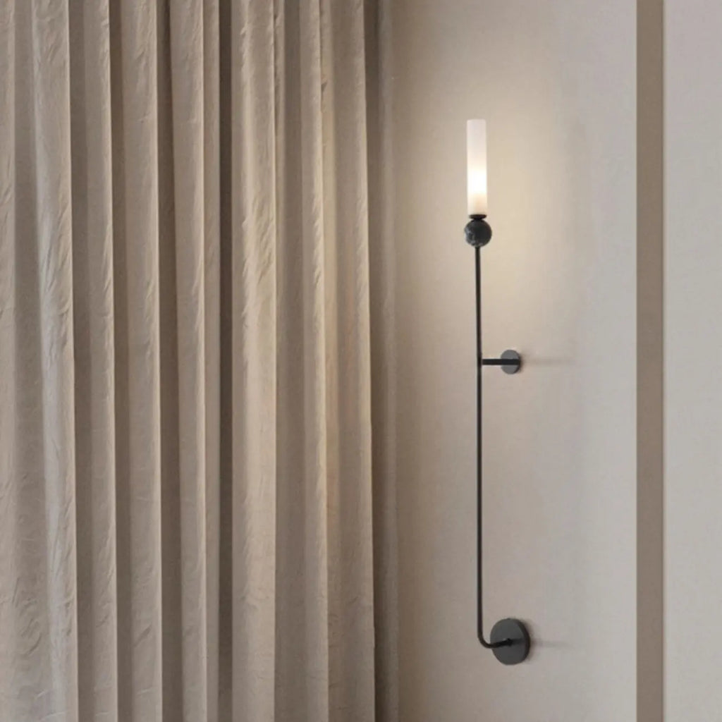 Applique murale minimaliste dorée avec abat-jour en pierre frittée