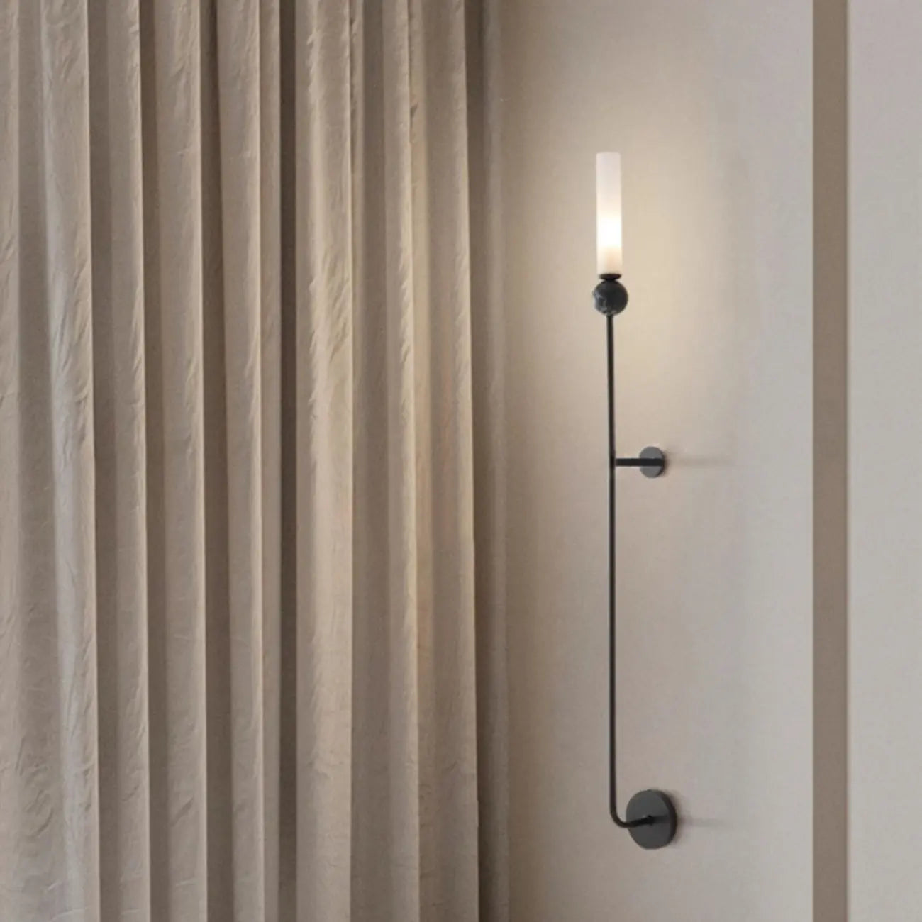 Applique murale minimaliste dorée avec abat-jour en pierre frittée