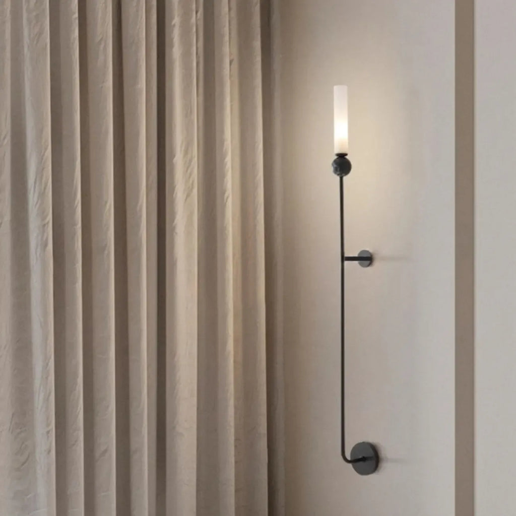 Applique murale minimaliste dorée avec abat-jour en pierre frittée