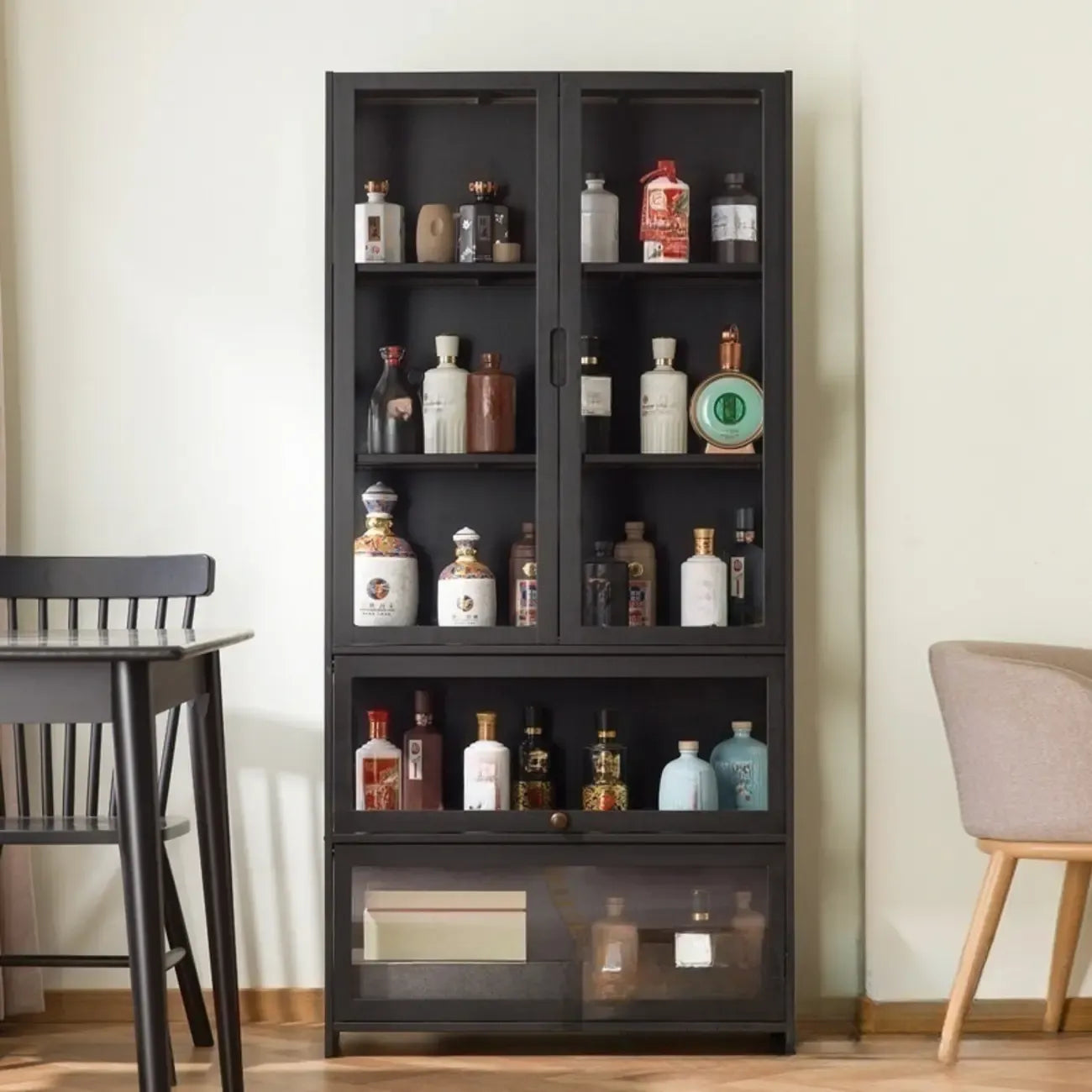 Vitrine contemporaine à 5 étagères en bambou et verre noir