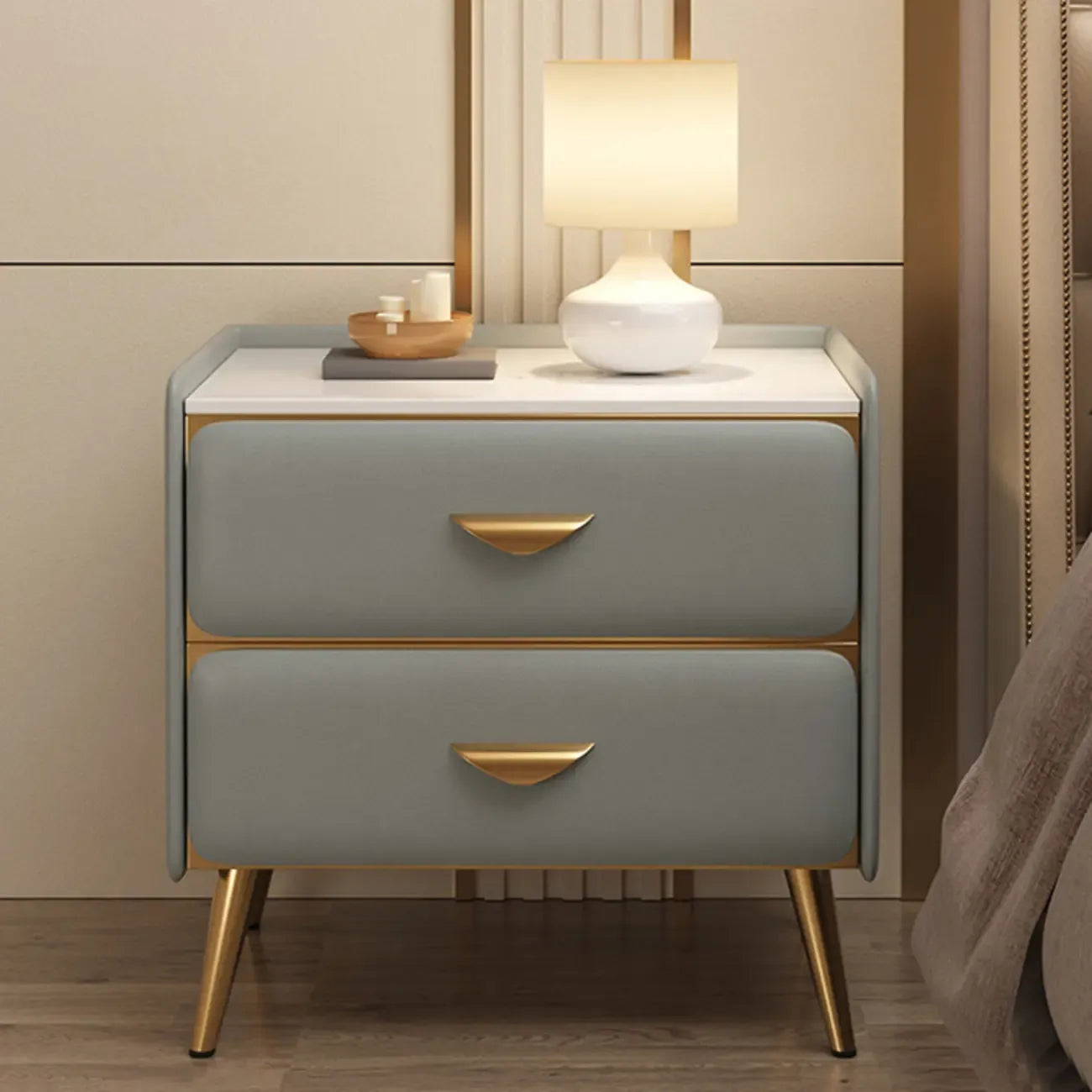 Table de chevet élégante avec plateau en pierre, accents dorés et 2 tiroirs