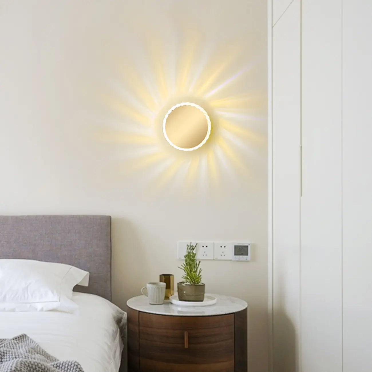 Applique murale minimaliste ronde en métal en forme de soleil