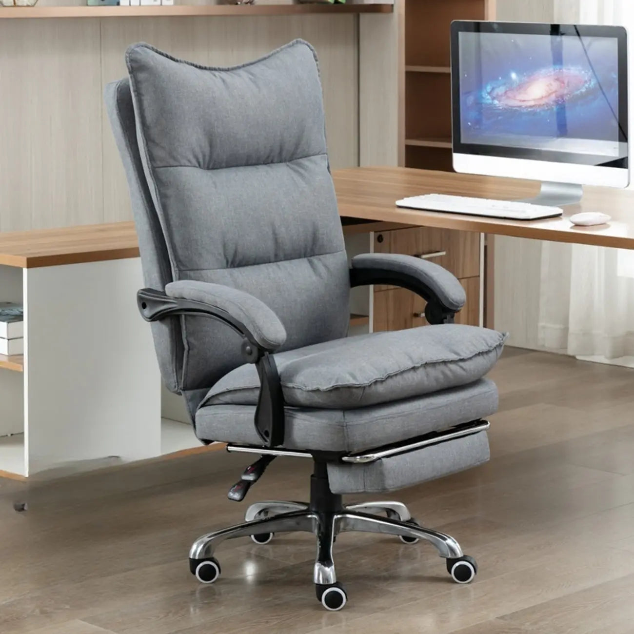 Chaise de bureau moderne en tissu gris avec repose-pieds