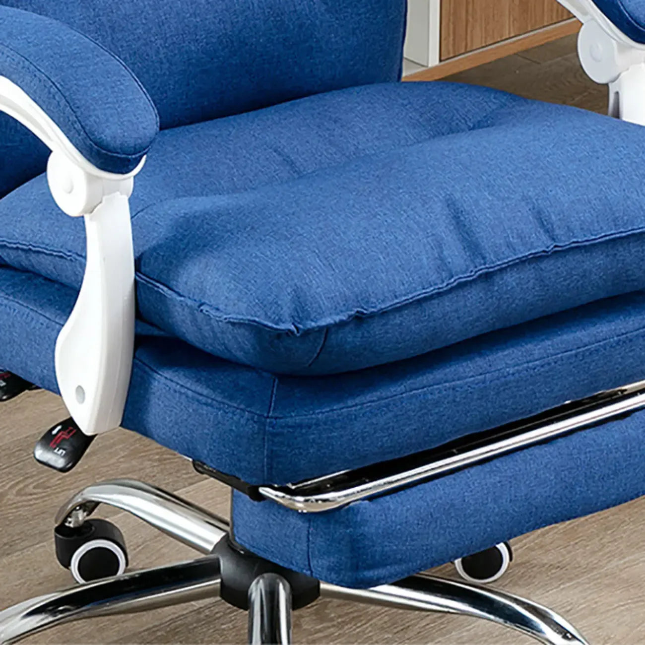 Chaise de bureau moderne en tissu gris avec repose-pieds