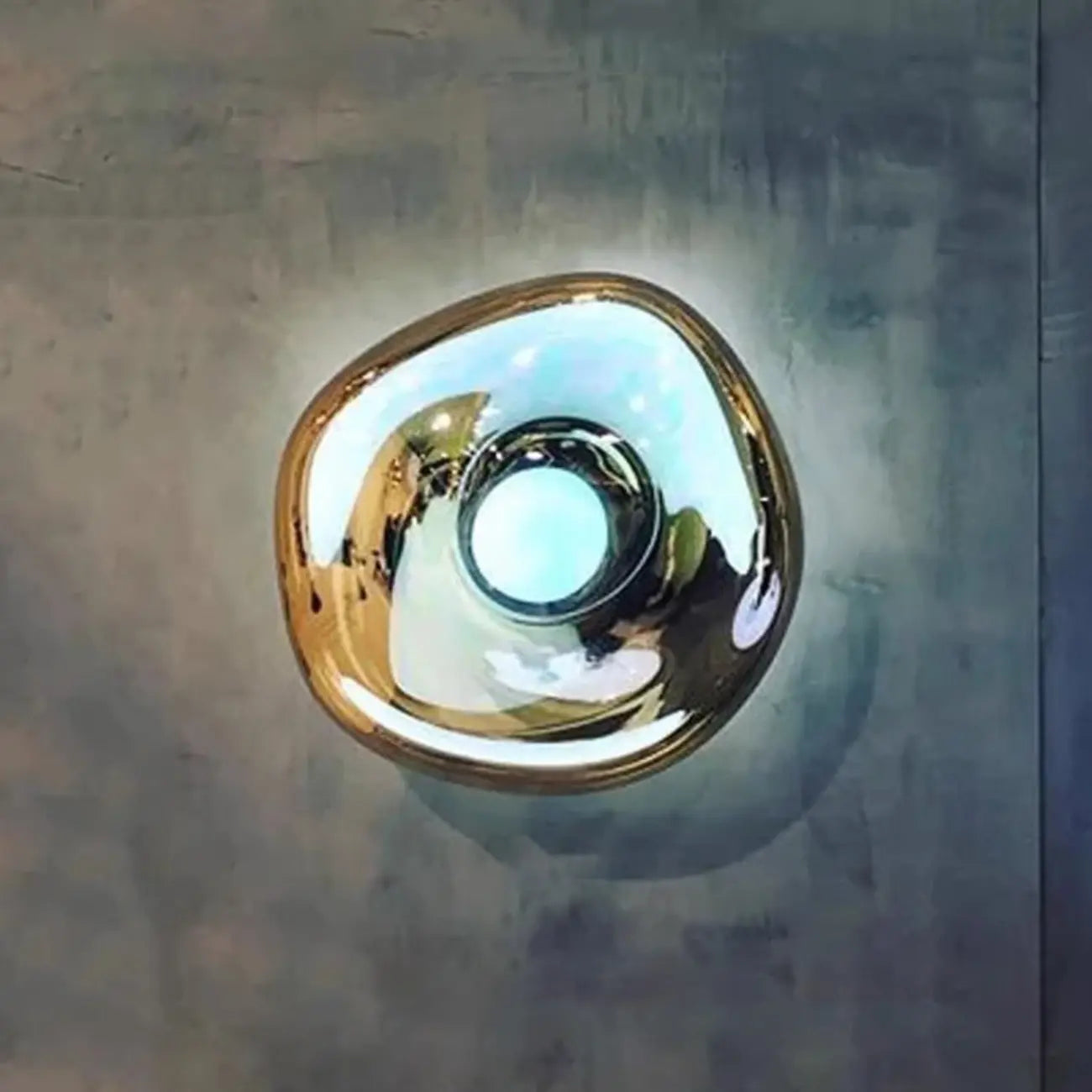 Applique murale moderne et artistique à abat-jour transparent irrégulier