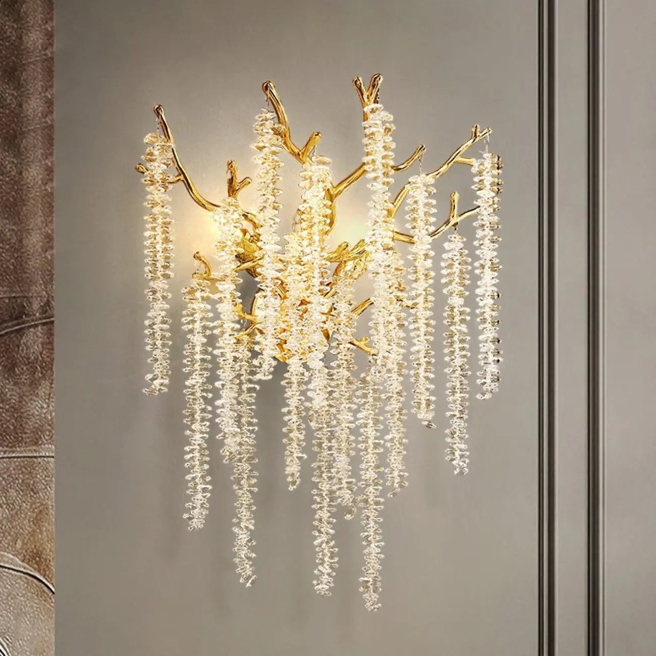Applique murale de luxe en métal doré et cristal en forme de branche