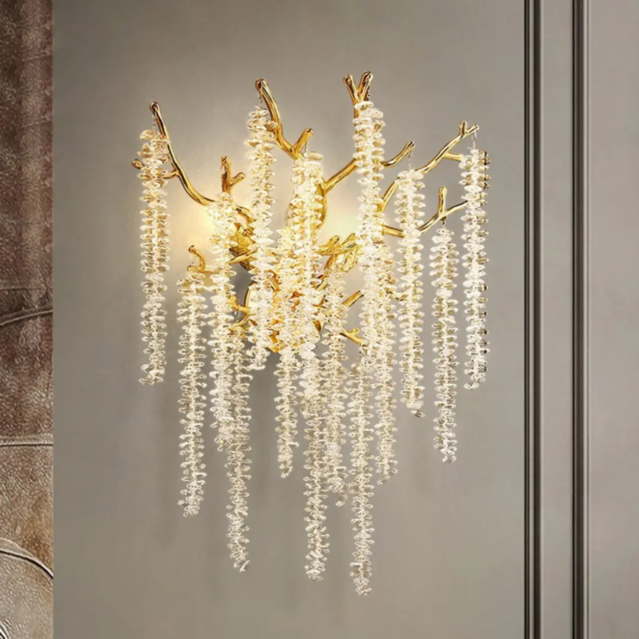 Applique murale de luxe en métal doré et cristal en forme de branche