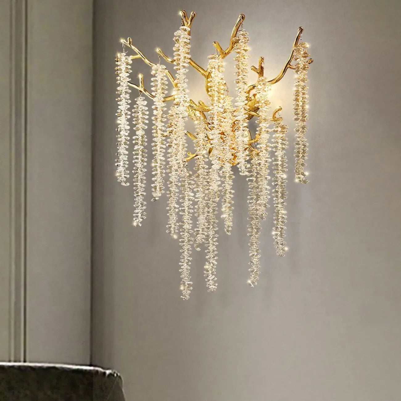 Applique murale de luxe en métal doré et cristal en forme de branche