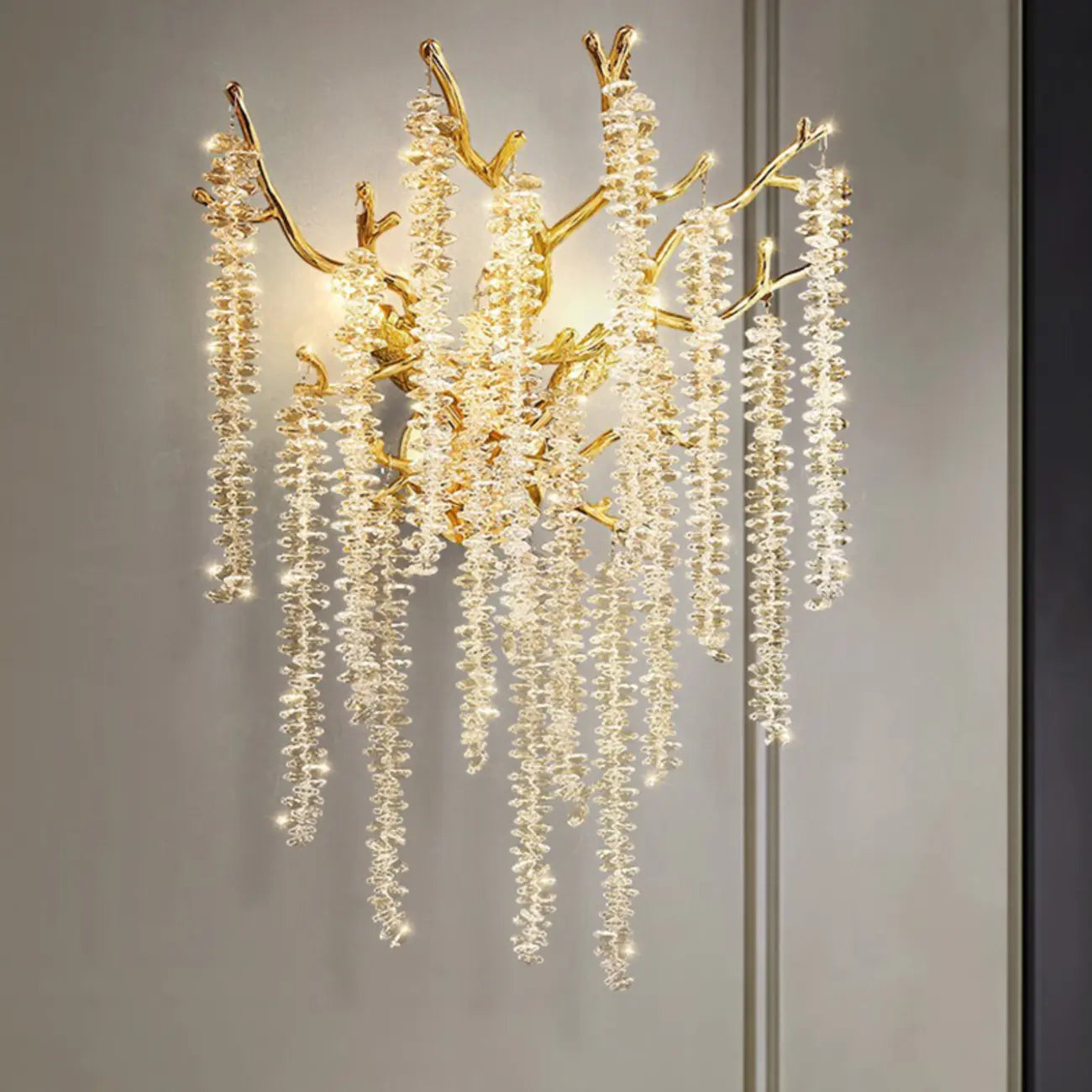 Applique murale de luxe en métal doré et cristal en forme de branche