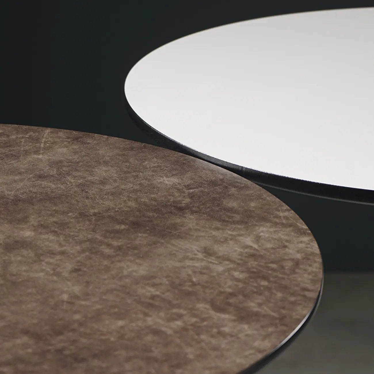 Tables de bar rondes modernes en bois gris avec piètement tulipe