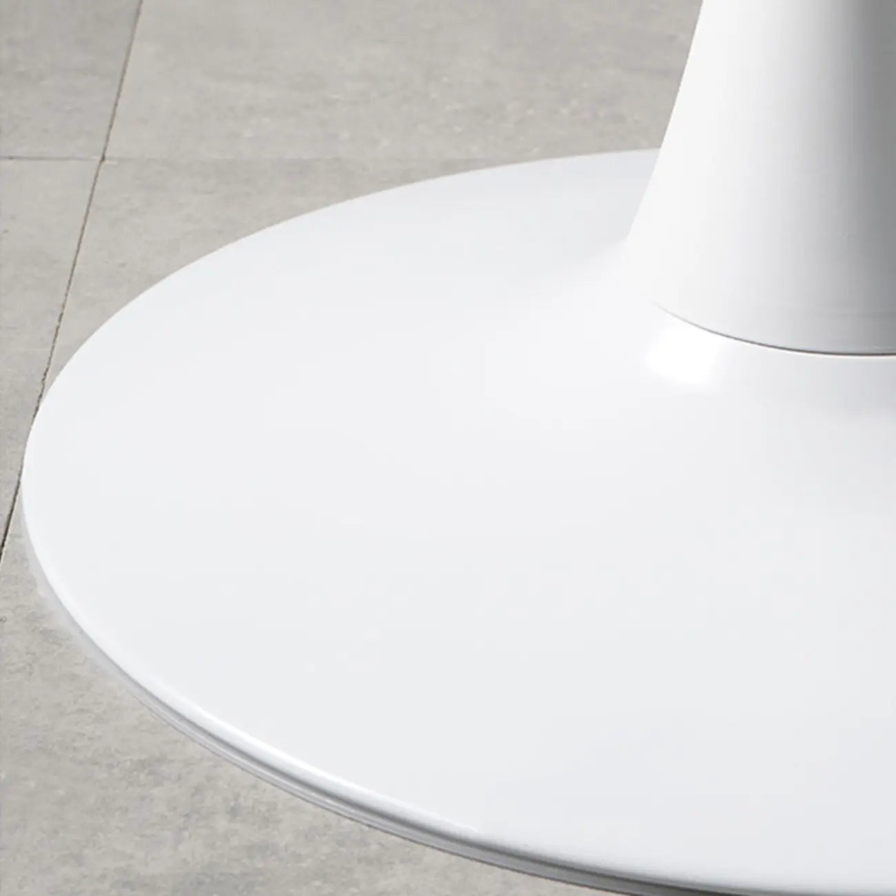 Tables de bar rondes modernes en bois gris avec piètement tulipe