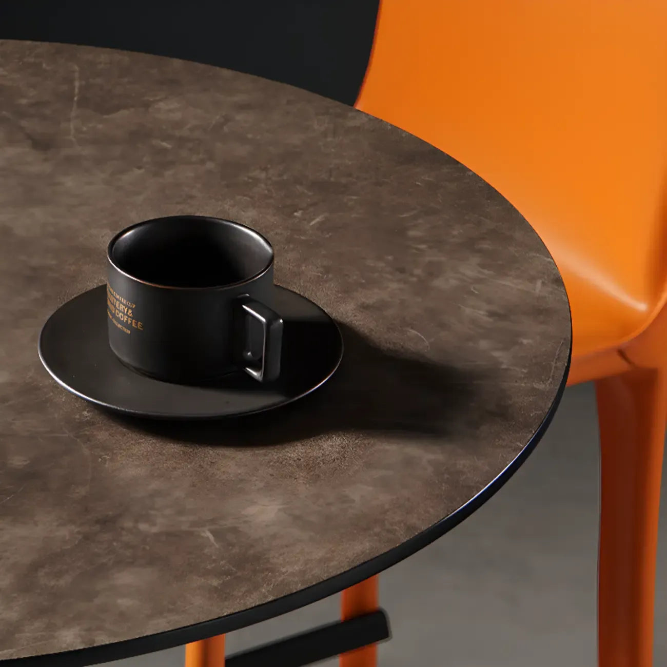 Tables de bar rondes modernes en bois gris avec piètement tulipe