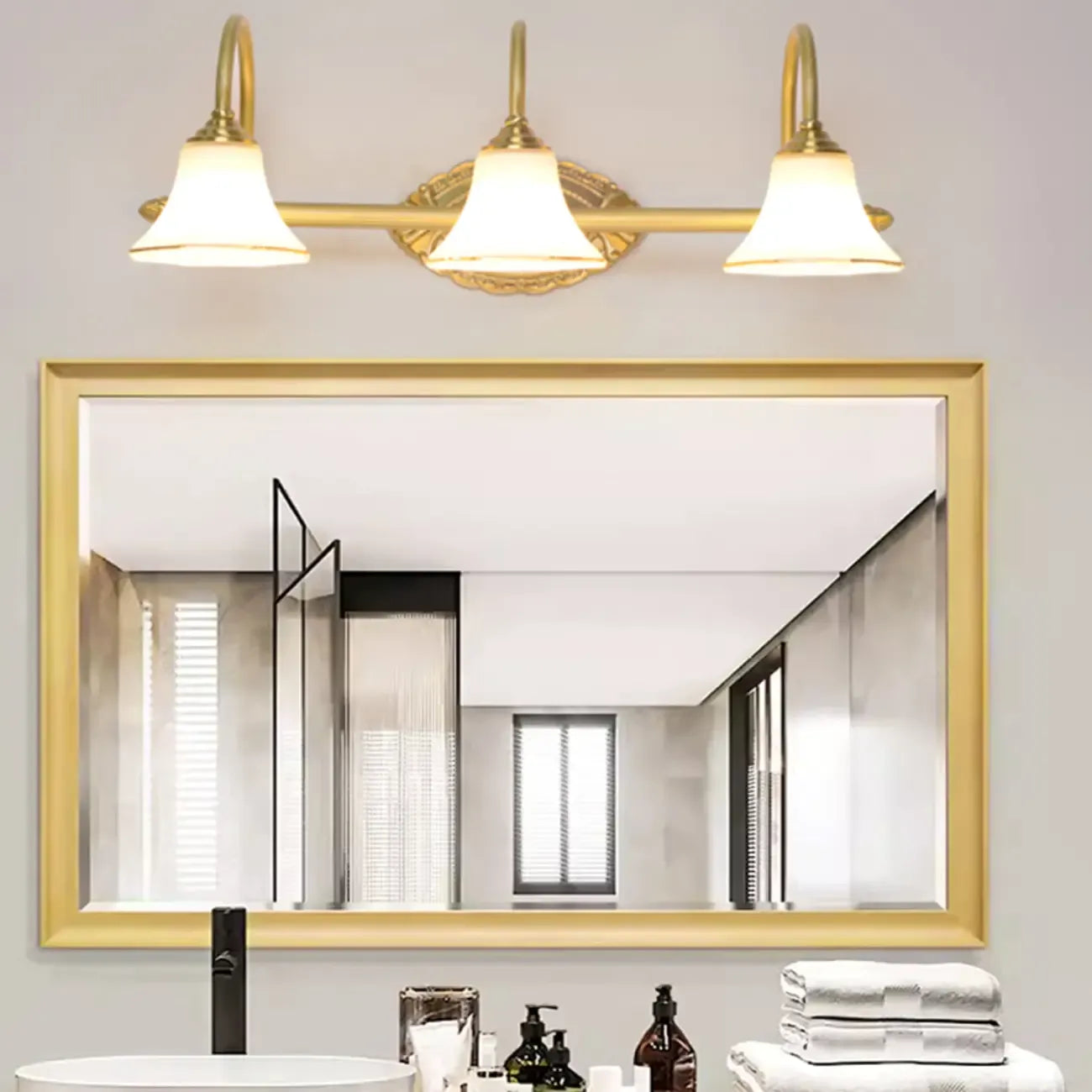 Applique murale classique dorée moderne avec abat-jour en verre pour salle de bain