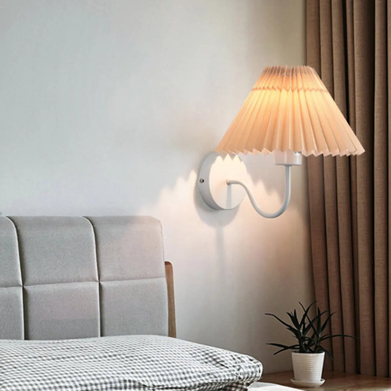 Applique murale d'intérieur élégante à abat-jour conique plissé en tissu