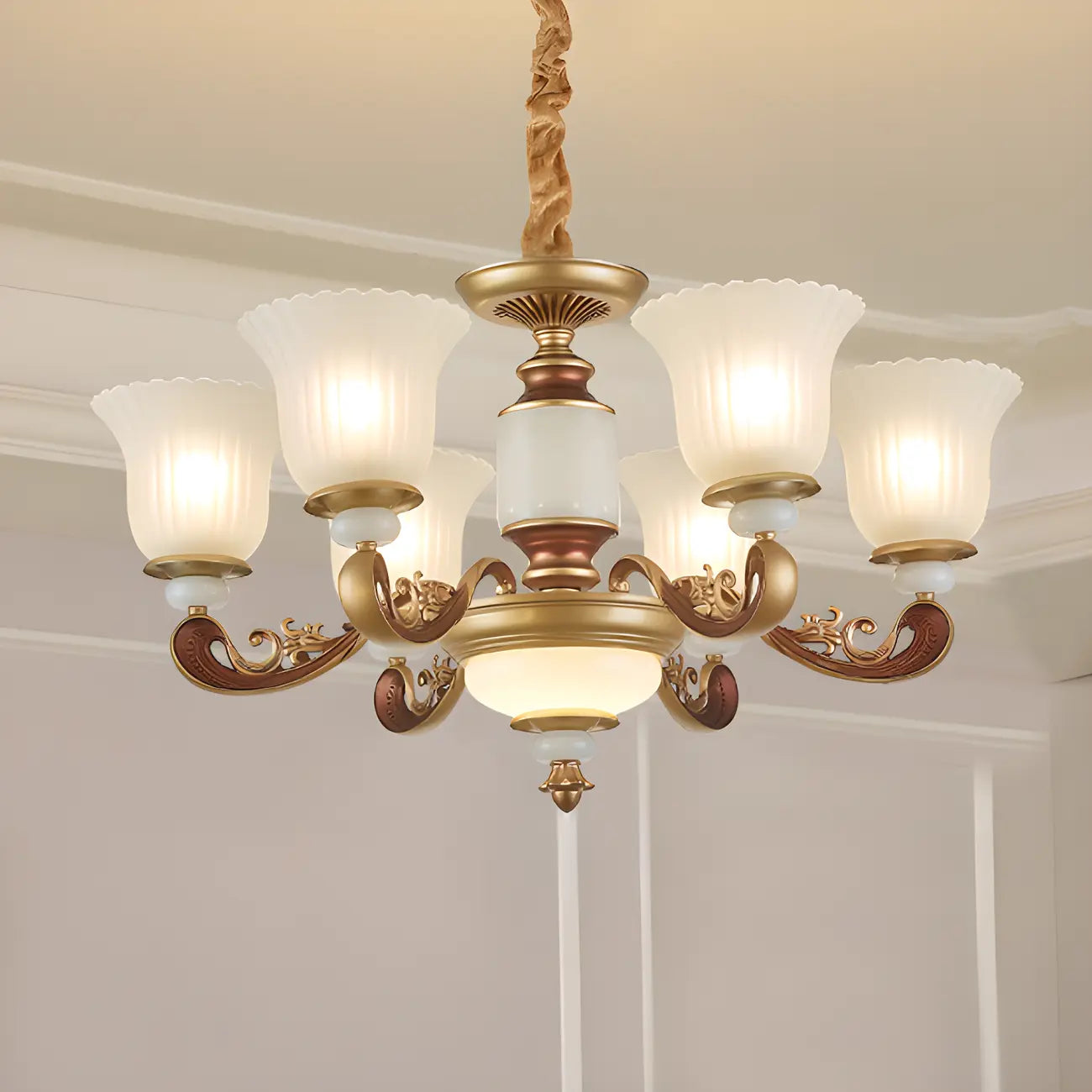 Lampadario regolabile da sala da pranzo dorato in vetro a forma di campana con luce orientata verso l'alto