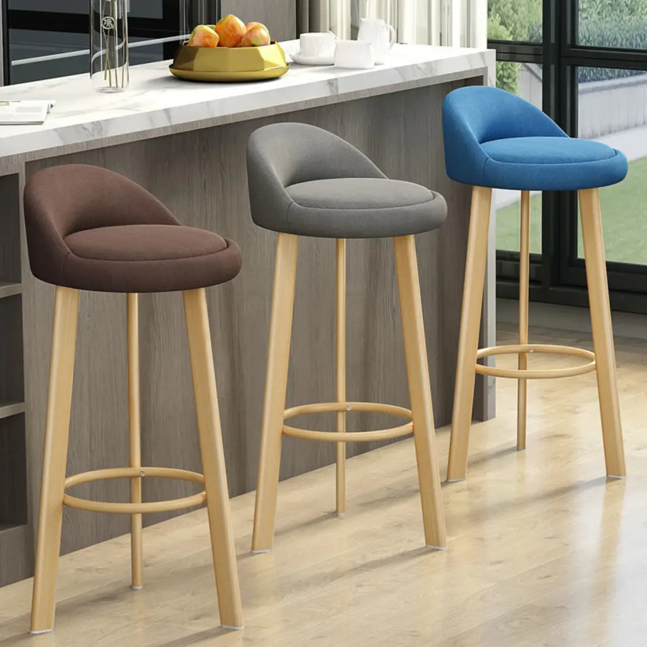 Tabouret de bar élégant et confortable, revêtu de tissu.
