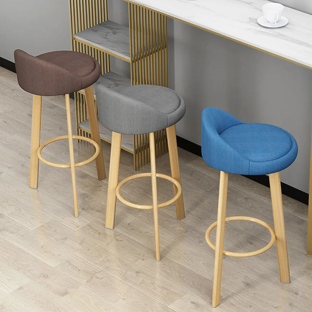 Tabouret de bar élégant et confortable, revêtu de tissu.