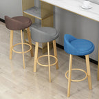 Tabouret de bar élégant et confortable, revêtu de tissu.