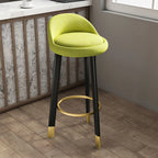 Tabouret de bar élégant et confortable, revêtu de tissu.