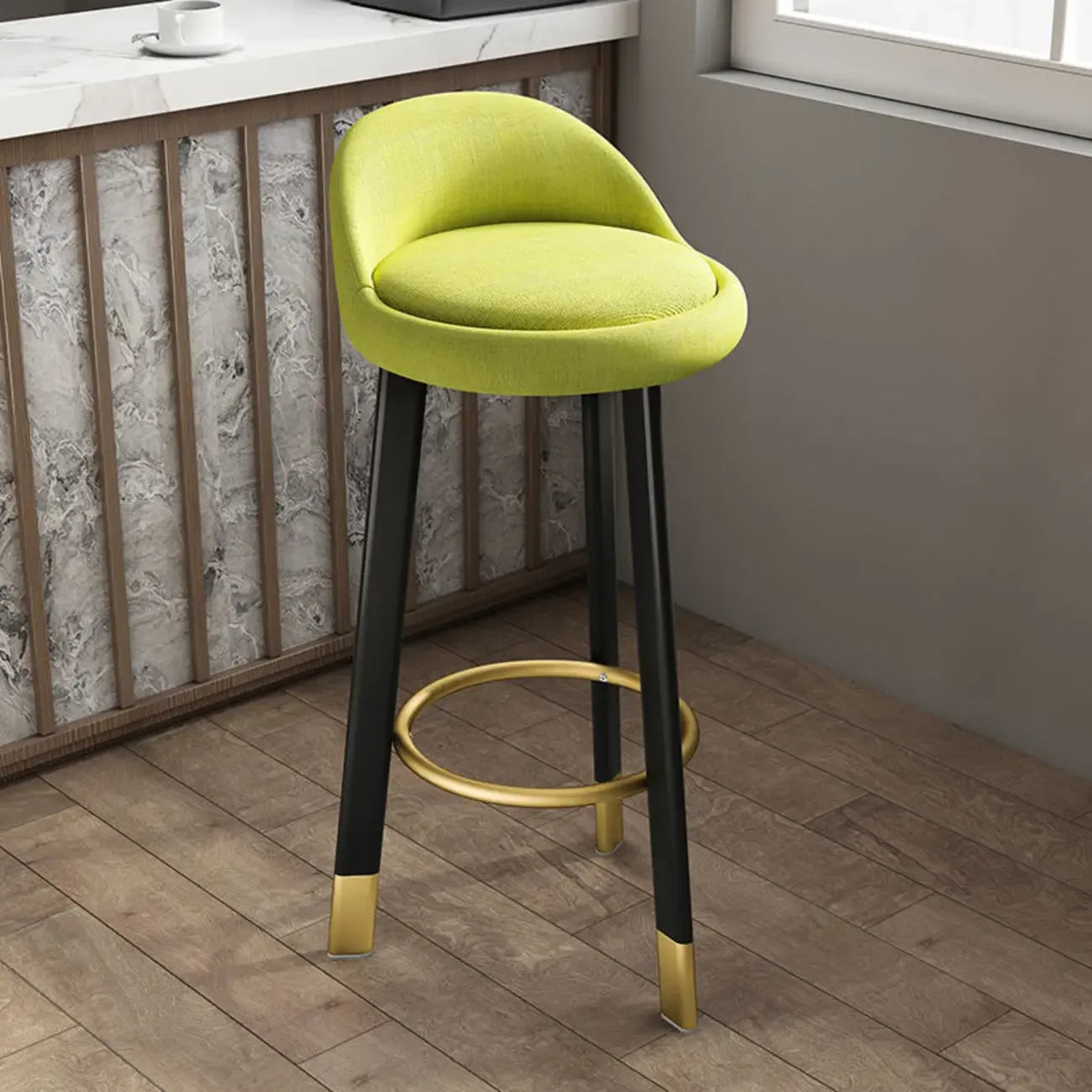 Tabouret de bar élégant et confortable, revêtu de tissu.