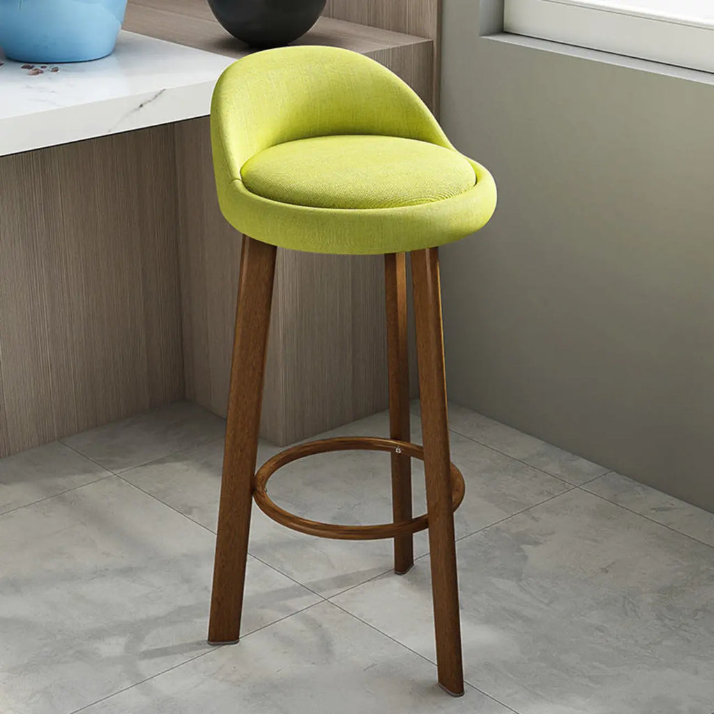 Tabouret de bar élégant et confortable, revêtu de tissu.