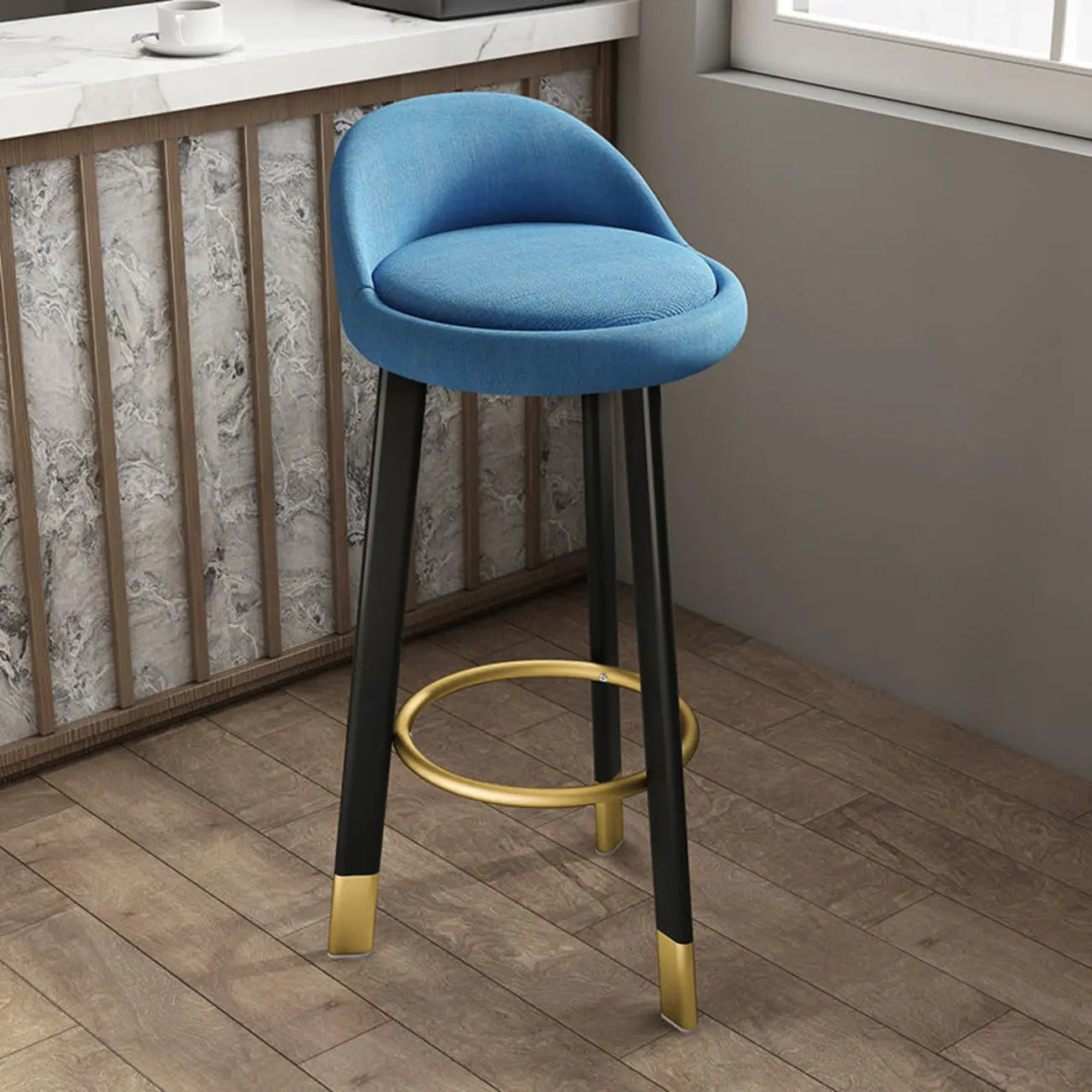 Tabouret de bar élégant et confortable, revêtu de tissu.