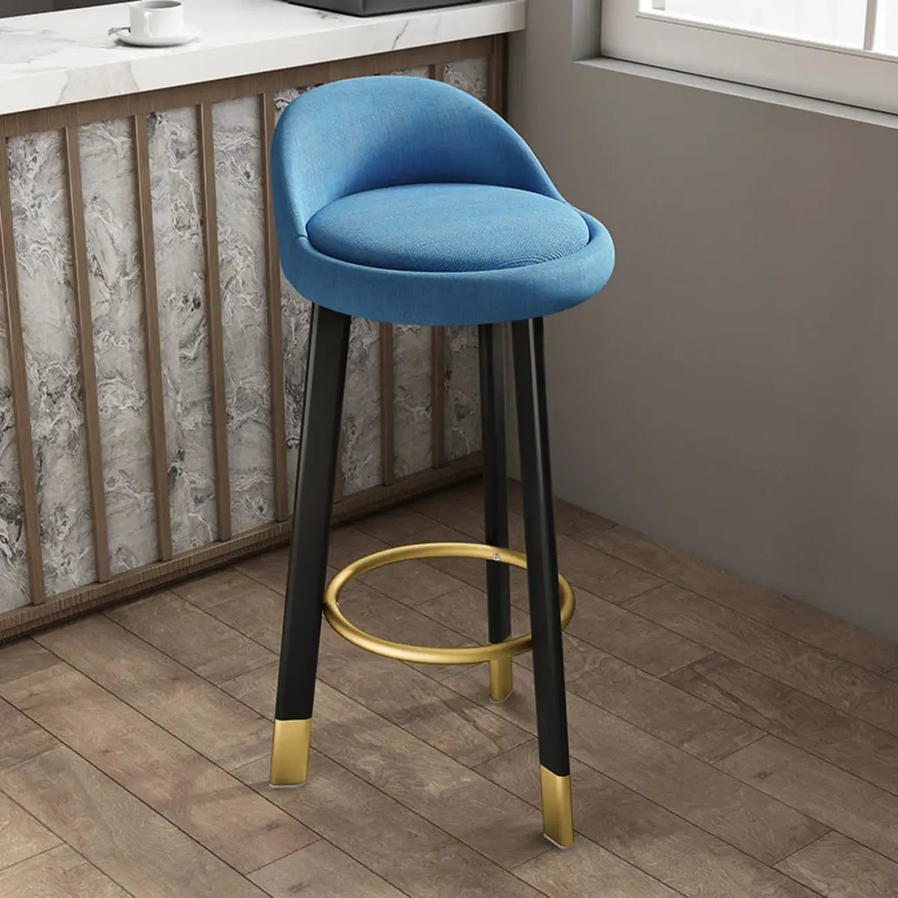 Tabouret de bar élégant et confortable, revêtu de tissu.