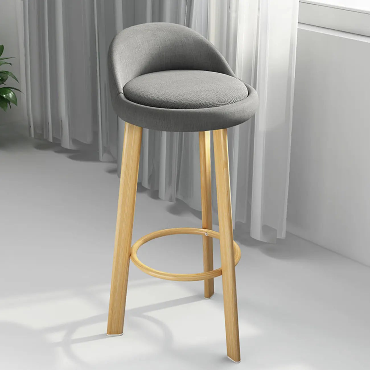Tabouret de bar élégant et confortable, revêtu de tissu.