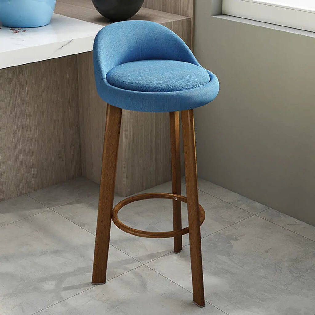 Tabouret de bar élégant et confortable, revêtu de tissu.