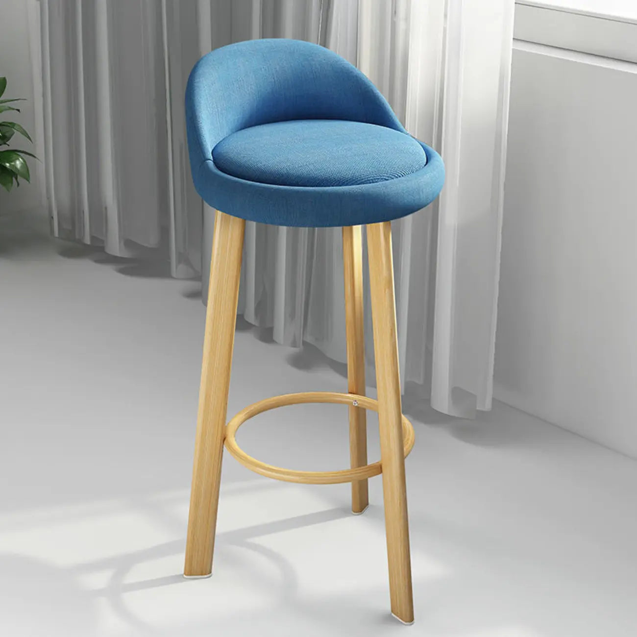 Tabouret de bar élégant et confortable, revêtu de tissu.