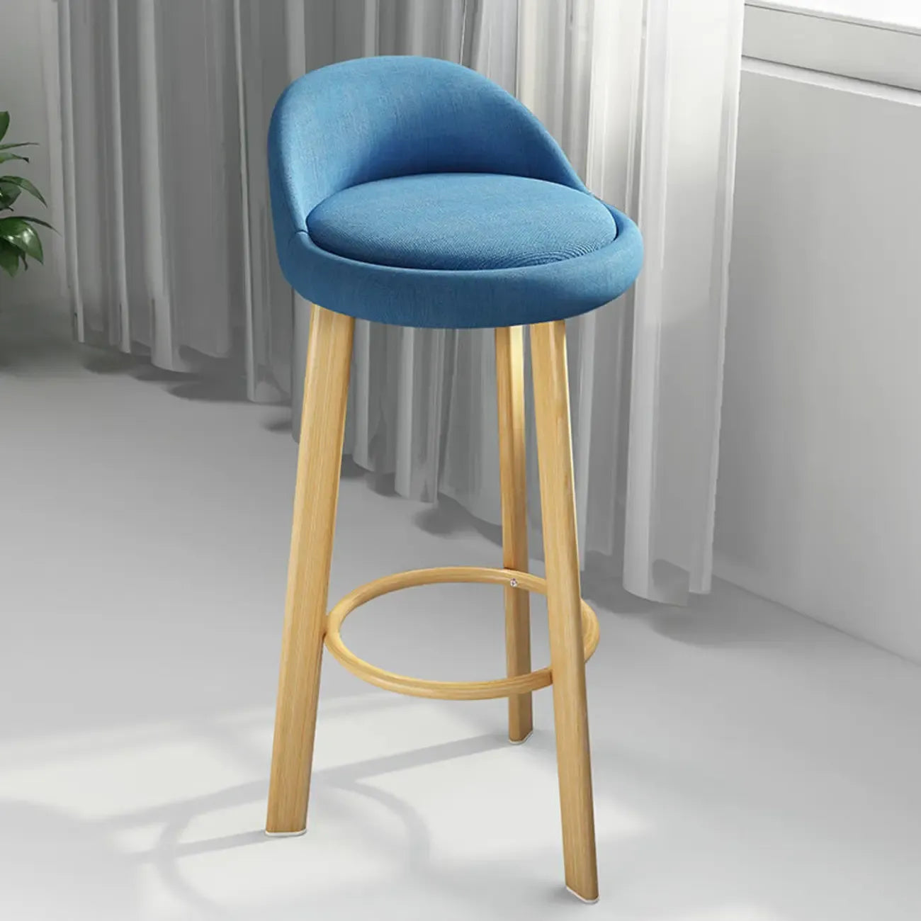 Tabouret de bar élégant et confortable, revêtu de tissu.