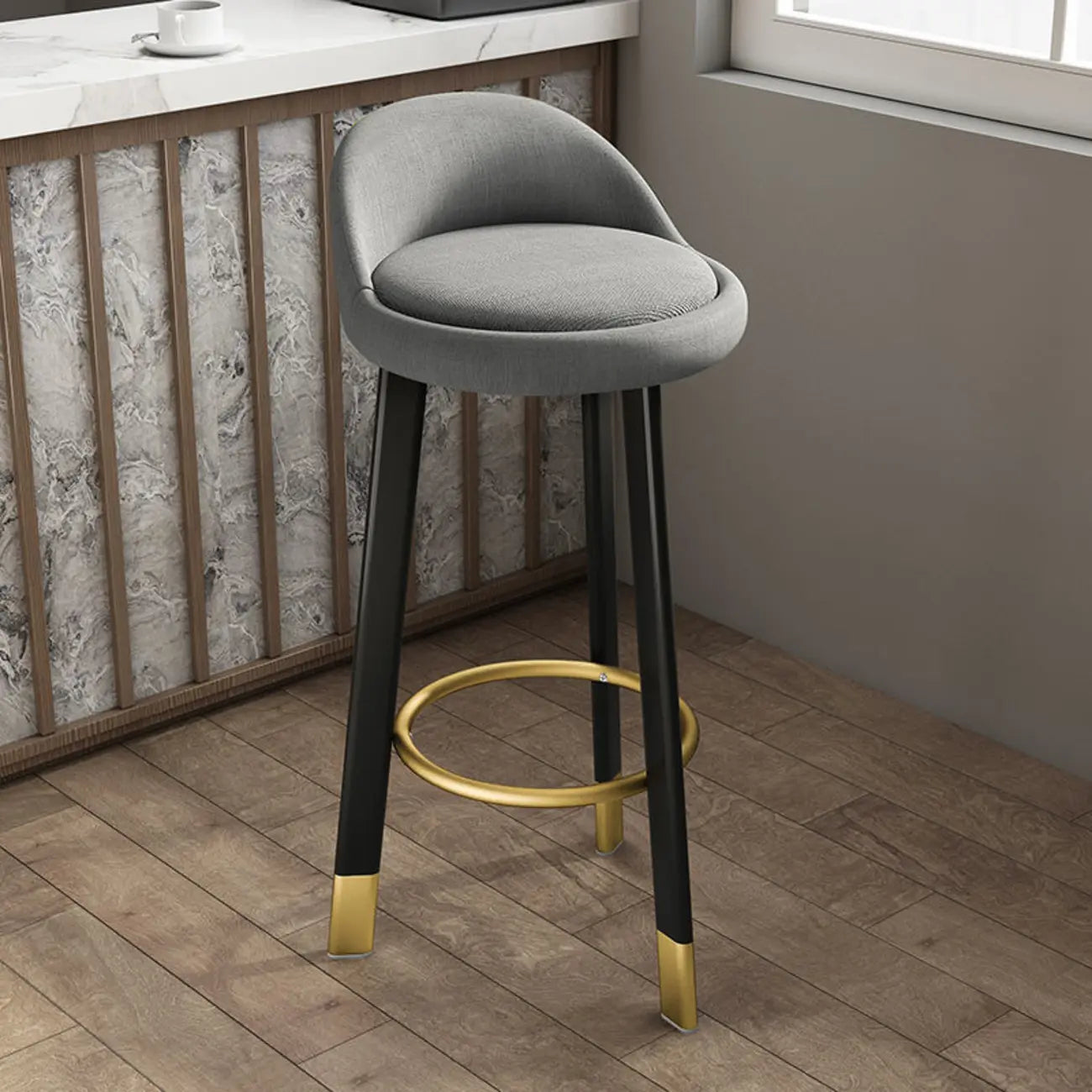 Tabouret de bar élégant et confortable, revêtu de tissu.