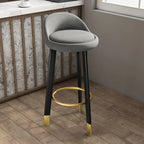 Tabouret de bar élégant et confortable, revêtu de tissu.