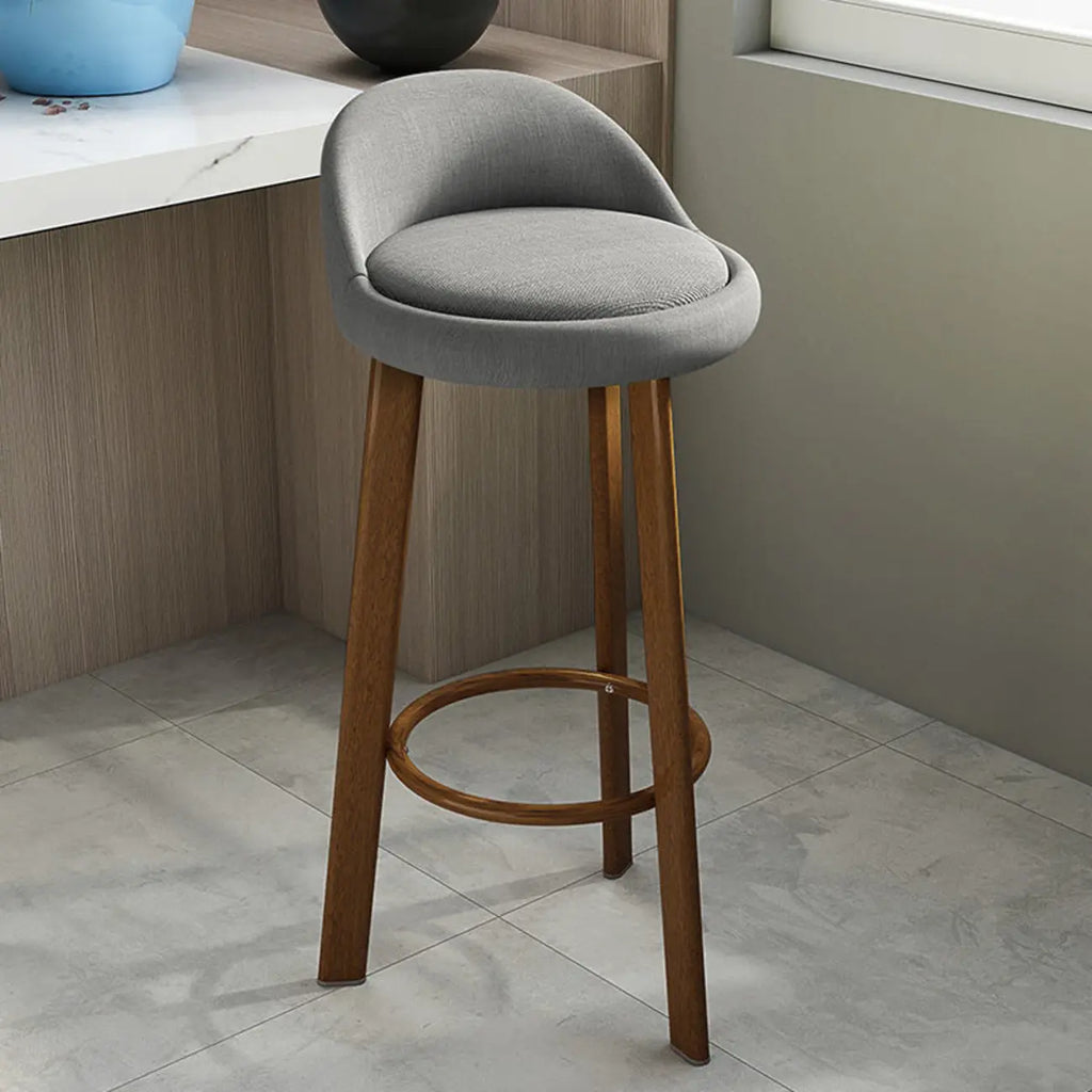 Tabouret de bar élégant et confortable, revêtu de tissu.