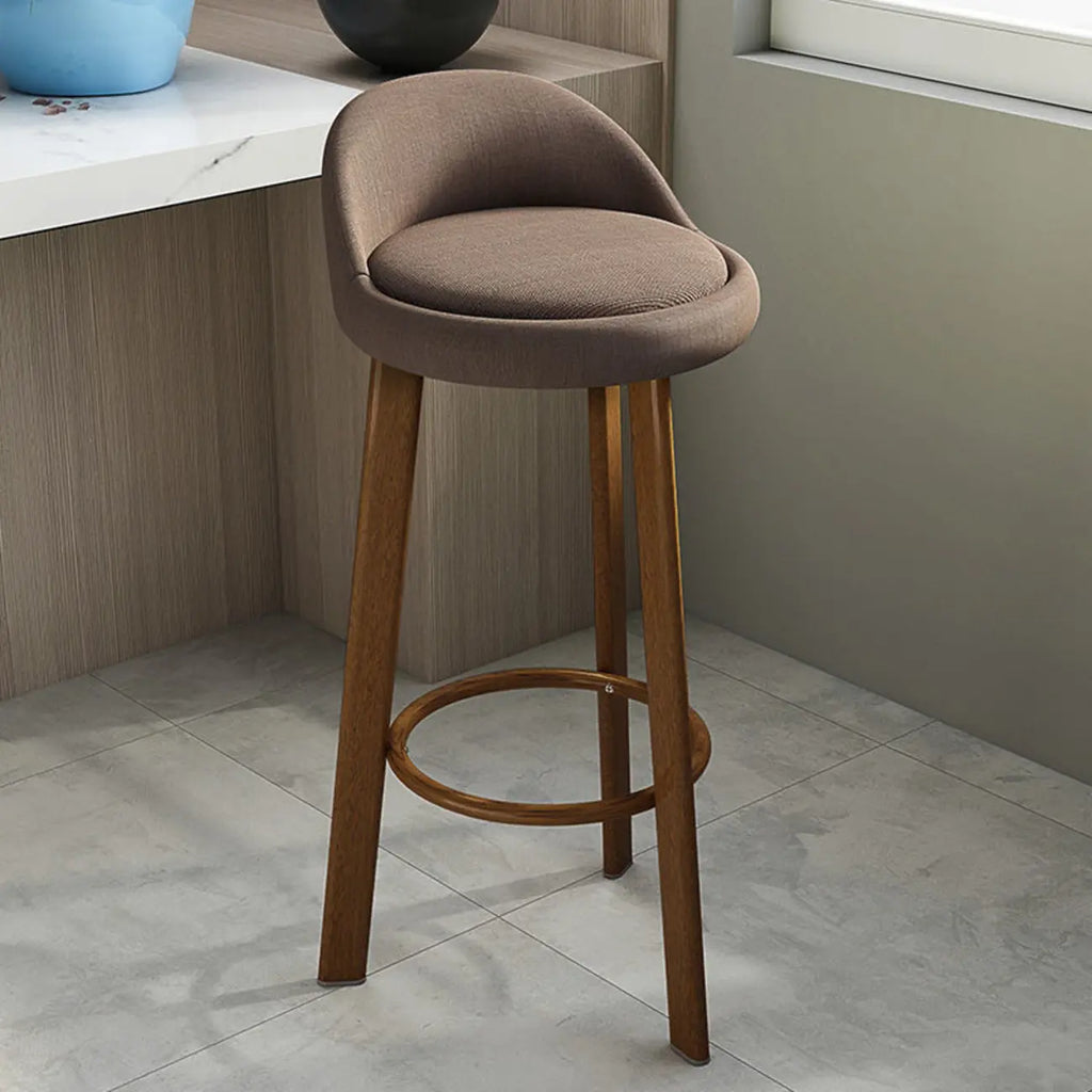 Tabouret de bar élégant et confortable, revêtu de tissu.