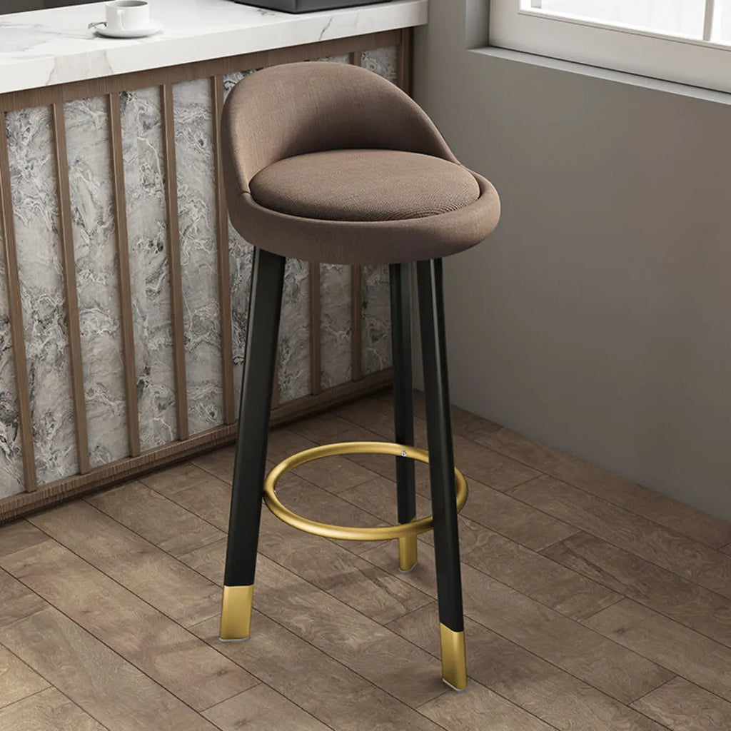Tabouret de bar élégant et confortable, revêtu de tissu.