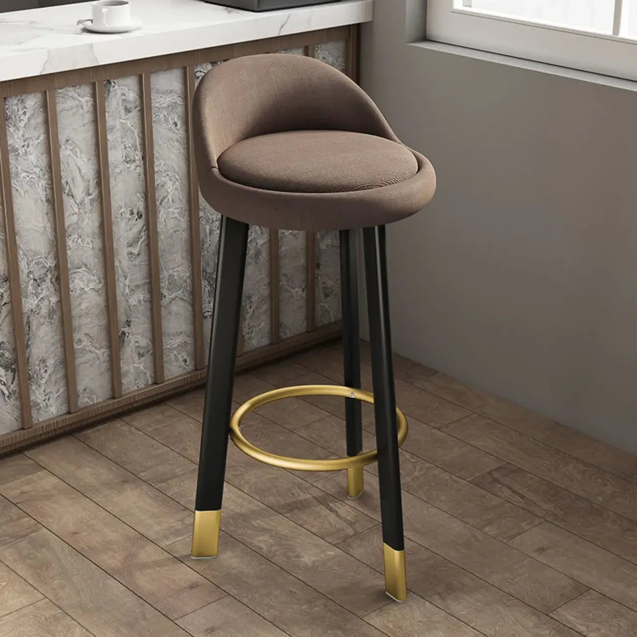 Tabouret de bar élégant et confortable, revêtu de tissu.