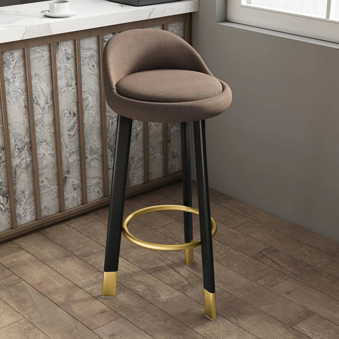 Tabouret de bar élégant et confortable, revêtu de tissu.