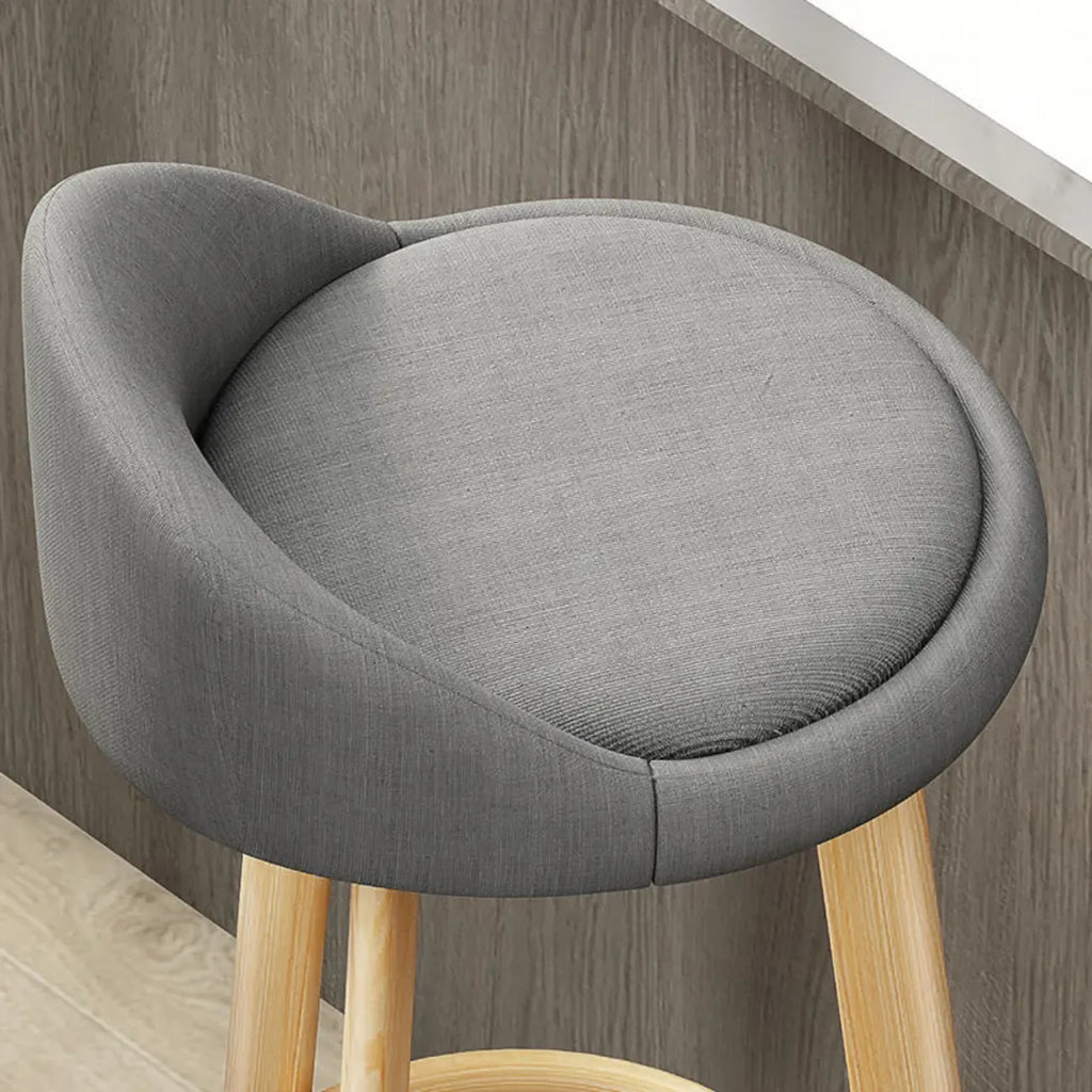 Tabouret de bar élégant et confortable, revêtu de tissu.