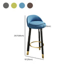 Tabouret de bar élégant et confortable, revêtu de tissu.