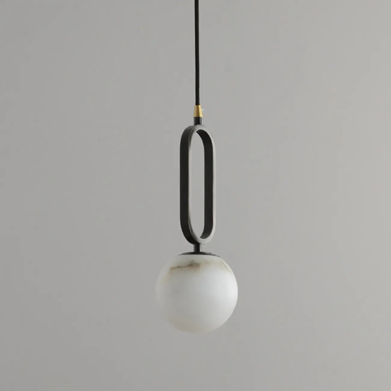 Suspension moderne en métal noir et pierre avec globe à deux broches