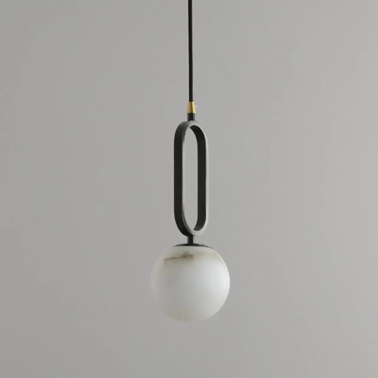 Suspension moderne en métal noir et pierre avec globe à deux broches