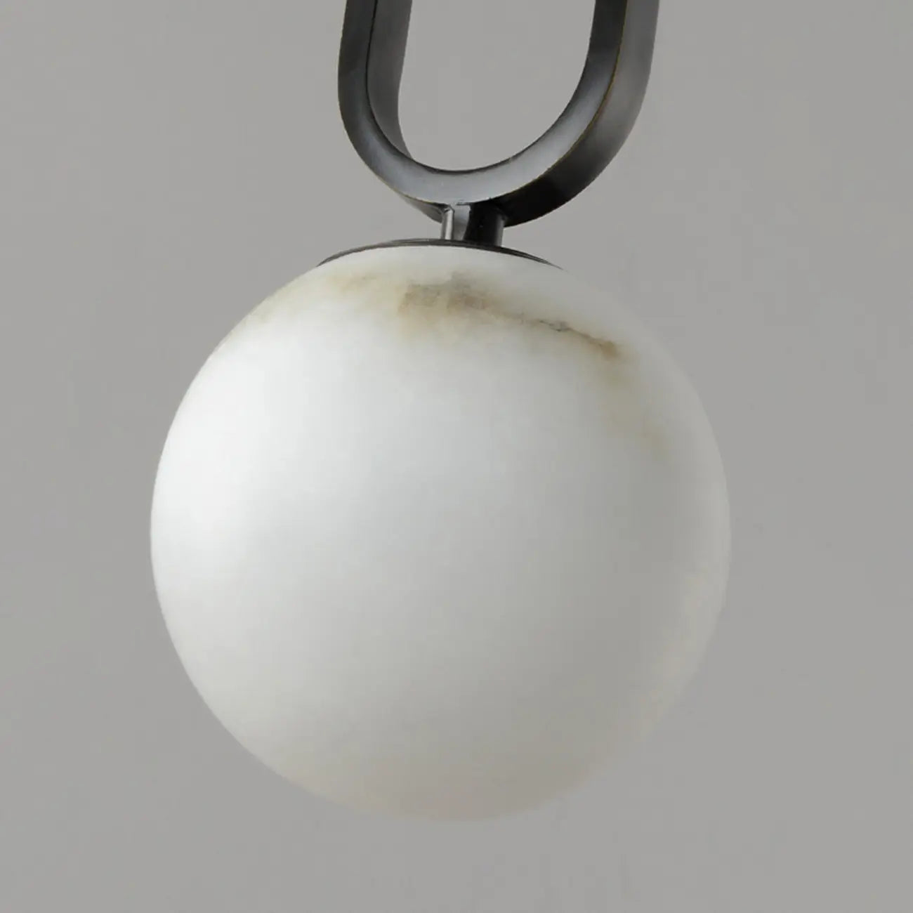Suspension moderne en métal noir et pierre avec globe à deux broches