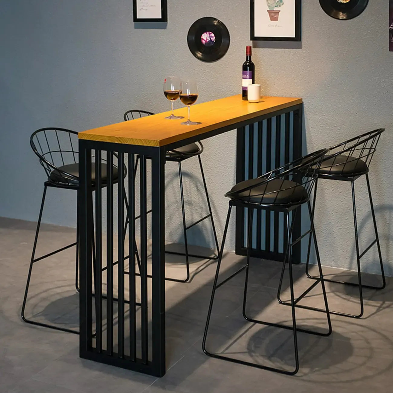 Tables de bar rectangulaires de style industriel, en bois brun et pieds en métal