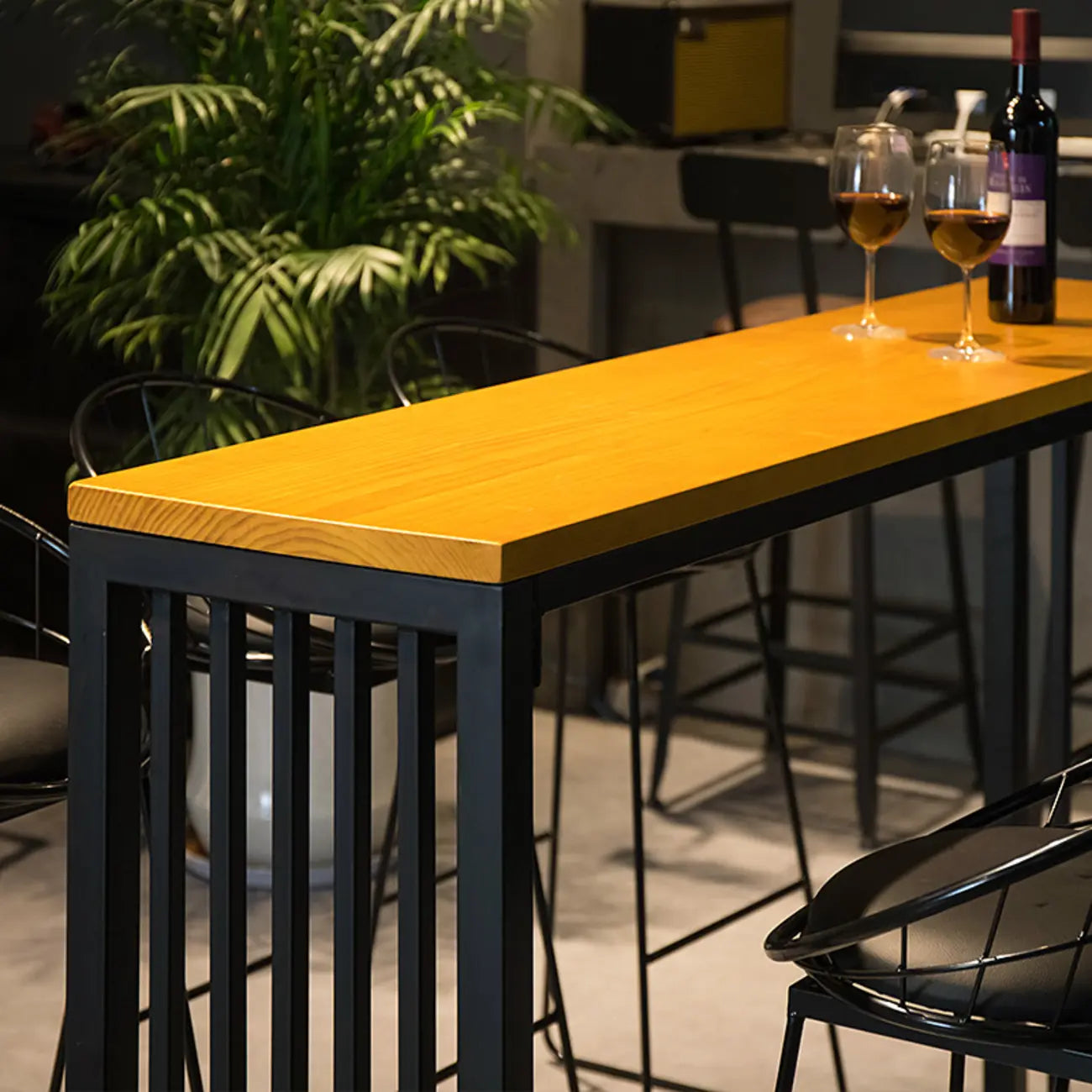 Tables de bar rectangulaires de style industriel, en bois brun et pieds en métal
