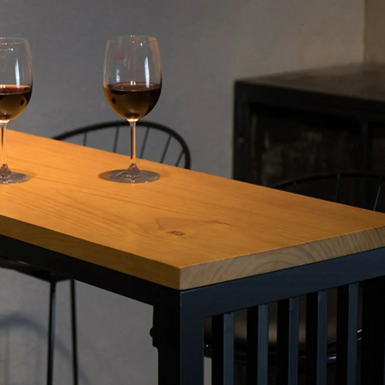 Tables de bar rectangulaires de style industriel, en bois brun et pieds en métal