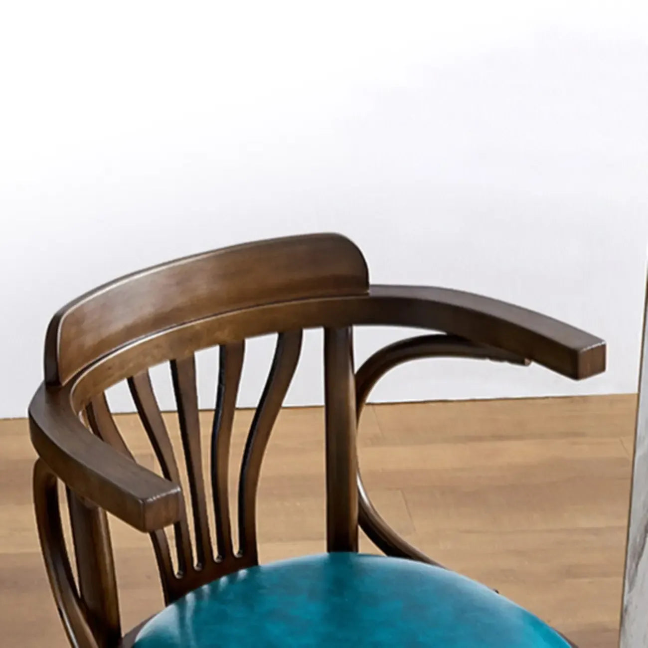 Sgabello da bar girevole imbottito in pelle blu anticata