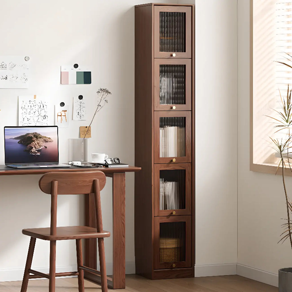 Bibliothèque verticale en bois de cerisier avec portes vitrées