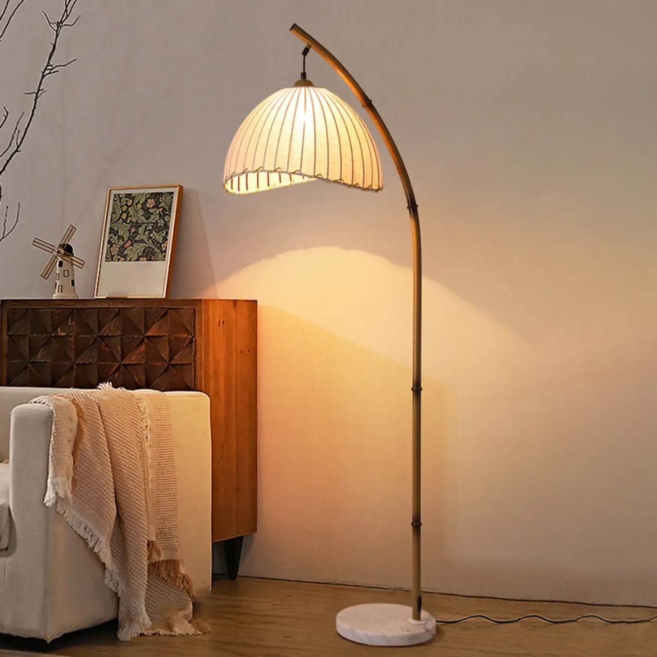 Lampadaire moderne en tissu avec dôme et arc en métal, à brancher, pour salon