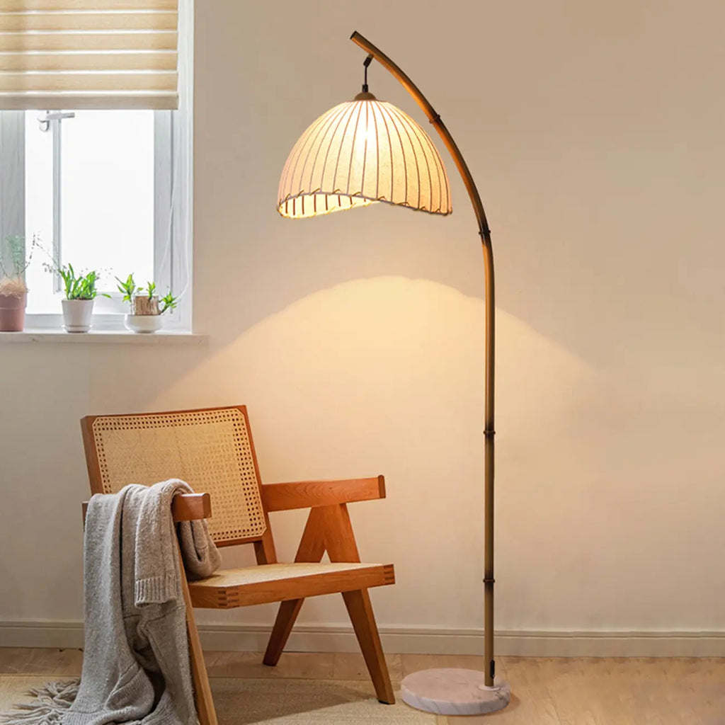 Lampadaire moderne en tissu avec dôme et arc en métal, à brancher, pour salon